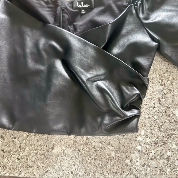 Lulu's Black Faux Leather Puff Sleeve Crop Top - Size M ⭐🖤 - Picture 3 of 13